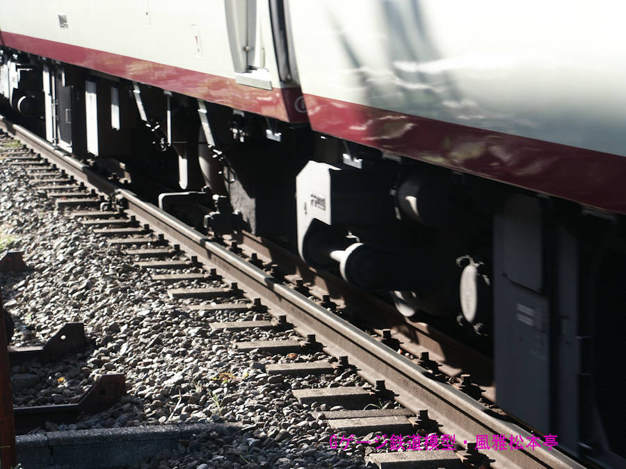 3線式軌条をオフセットして走るナローゲージの特急電車。2004年(平成16年)12月、箱根登山鉄道入生田(いりうだ：神奈川県小田原市)駅にて撮影。