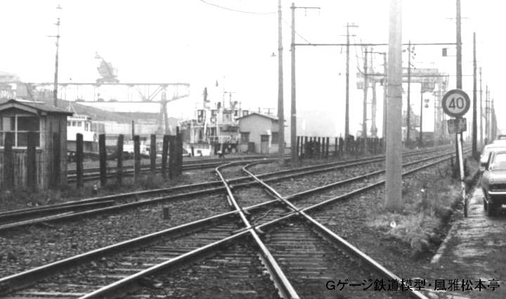 クロッシング(平面交差)2連発。1972年(昭和47年)、国鉄鶴見線浅野(あさの：神奈川県横浜市鶴見区)駅付近にて撮影。