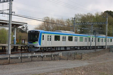 東武鉄道80000系。2025年(令和7年)4月、東武鉄道野田線七光台(千葉県野田市)駅にて撮影。