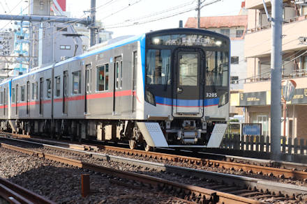 京成電鉄3200型。2025年(令和7年)4月、京成電鉄京成小岩(東京都江戸川区)駅付近にて撮影。