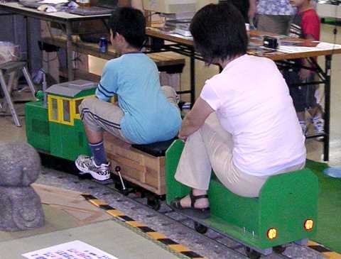 市川正人氏が自作された5インチゲージ機関車が牽引する列車。