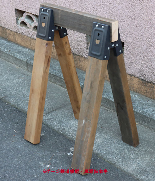 コーナンで販売されている「作業台ブラケット」を使って作った「作業台工作台」。