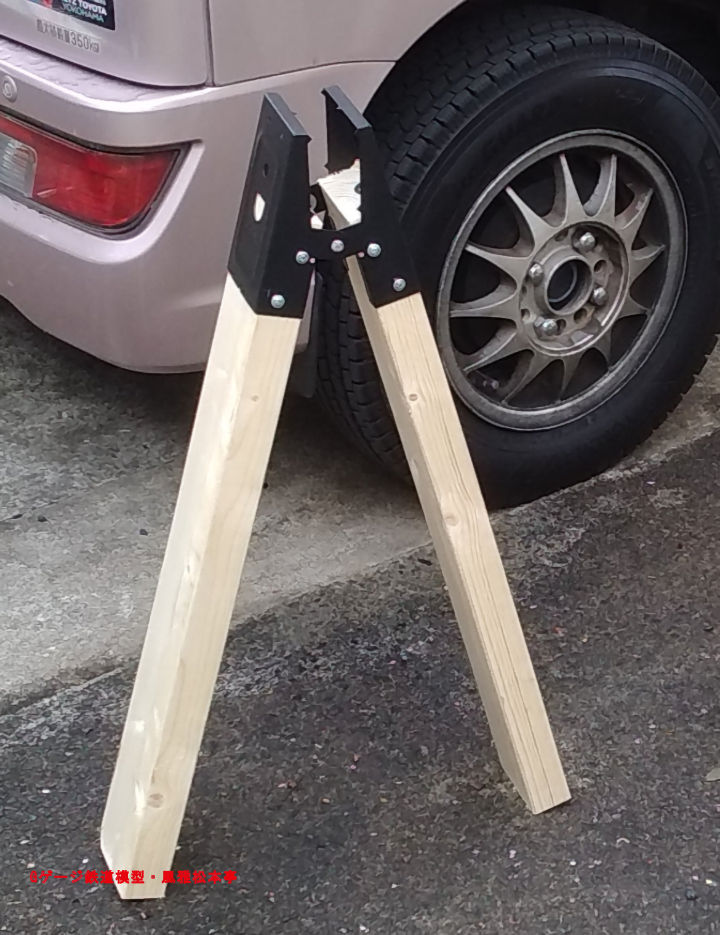 コーナンで販売されている「作業台ブラケット」を使って作った「作業台工作台」。