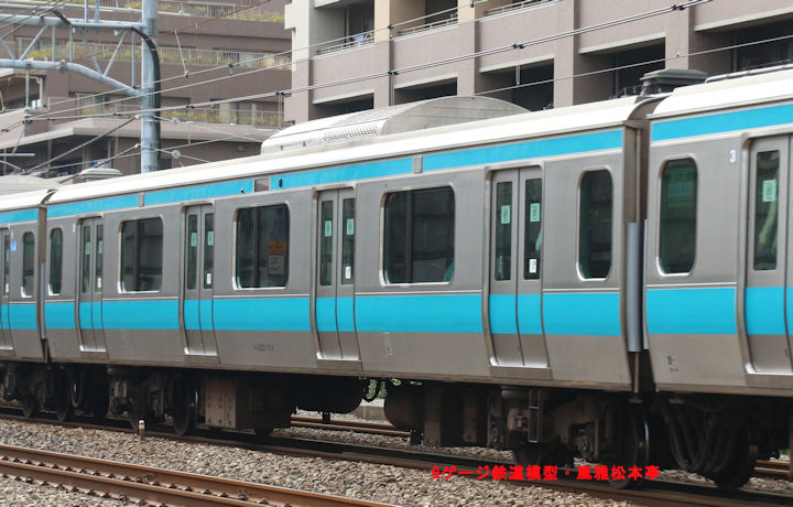 JR東日本モハE232-1454。2018年(平成30年)10月、JR京浜東北線川崎(かわさき：神奈川県川崎市川崎区)駅＝鶴見(つるみ：神奈川県横浜市鶴見区)駅間にて撮影。