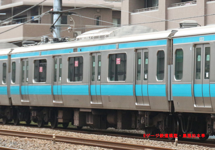 JR東日本モハE233-1054。2018年(平成30年)10月、JR京浜東北線川崎(かわさき：神奈川県川崎市川崎区)駅＝鶴見(つるみ：神奈川県横浜市鶴見区)駅間にて撮影。