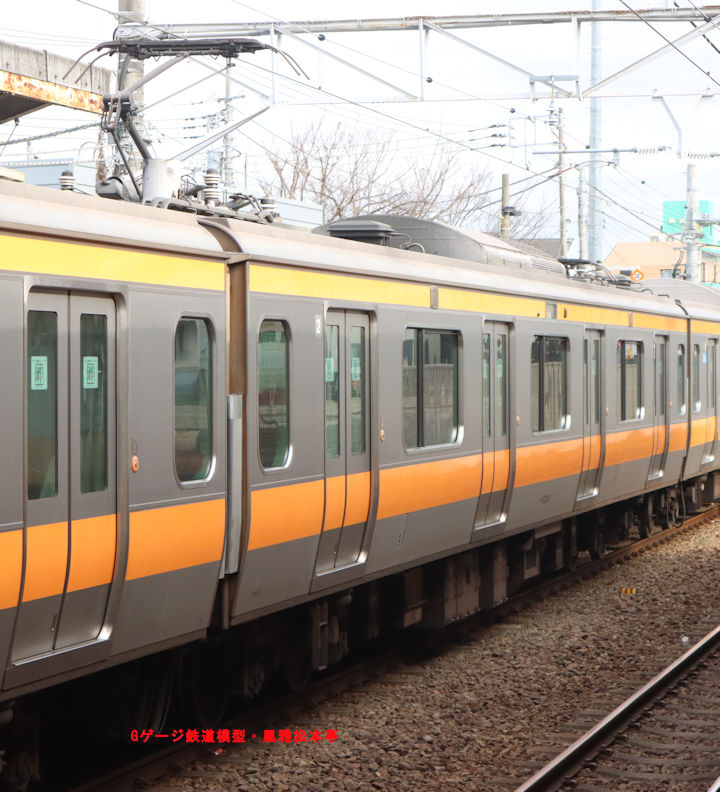 JR東日本モハE233-3。2026年(令和8年)1月、JR青梅線中神(なかがみ：東京都昭島市←東京府北多摩郡中神村)駅にて撮影。