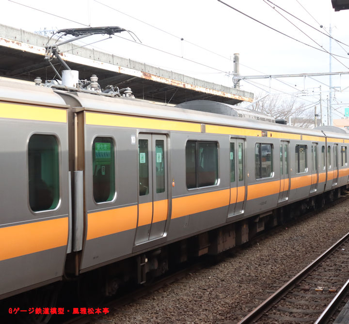 JR東日本モハE233-403。2026年(令和8年)1月、JR青梅線中神(なかがみ：東京都昭島市←東京府北多摩郡中神村)駅にて撮影。