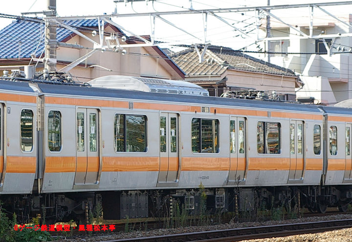 JR東日本モハE233-613。2007年(平成19年)10月、JR青梅線拝島(はいじま：東京都昭島市←東京府北多摩郡昭和村)駅にて撮影。