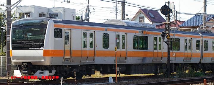 JR東日本クハE233-513。2007年(平成19年)10月、JR青梅線拝島(はいじま：東京都昭島市)駅にて撮影。