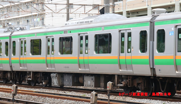 JR東日本サハE233-3003。2017年(平成25年)9月、JR東海道本線平塚(ひらつか：神奈川県平塚市)駅＝茅ヶ崎(ちがさき：神奈川県茅ヶ崎市)駅間にて撮影。