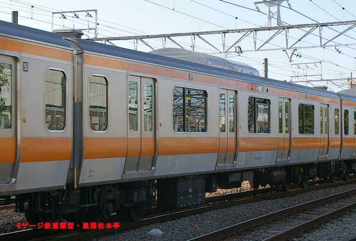 JR東日本サハE233-522。2007年(平成19年)10月、JR青梅線拝島(はいじま：東京都昭島市)駅にて撮影。