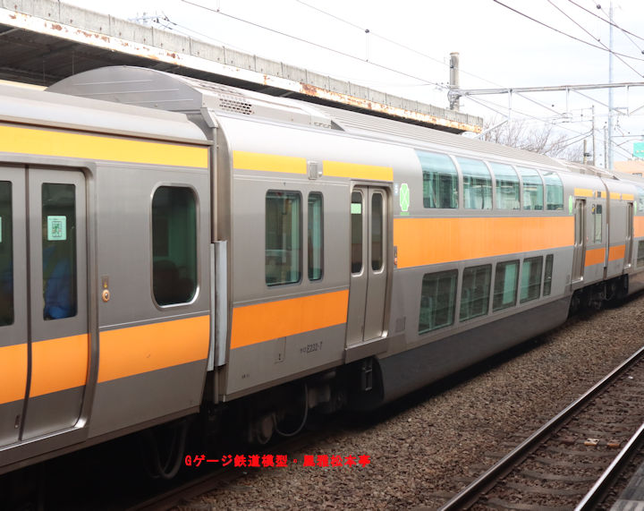 JR東日本サロE232-7。2026年(令和8年)1月、JR青梅線中神(なかがみ：東京都昭島市←東京府北多摩郡中神村)駅にて撮影。