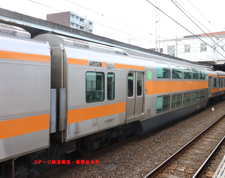JR東日本サロE232-7。2026年(令和8年)1月、JR青梅線中神(なかがみ：東京都昭島市←東京府北多摩郡中神村)駅にて撮影。