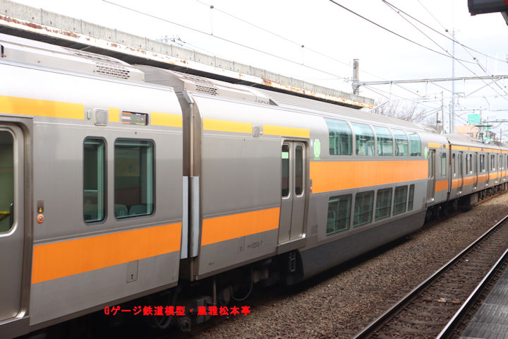 JR東日本サロE233-7。2026年(令和8年)1月、JR青梅線中神(なかがみ：東京都昭島市←東京府北多摩郡中神村)駅にて撮影。