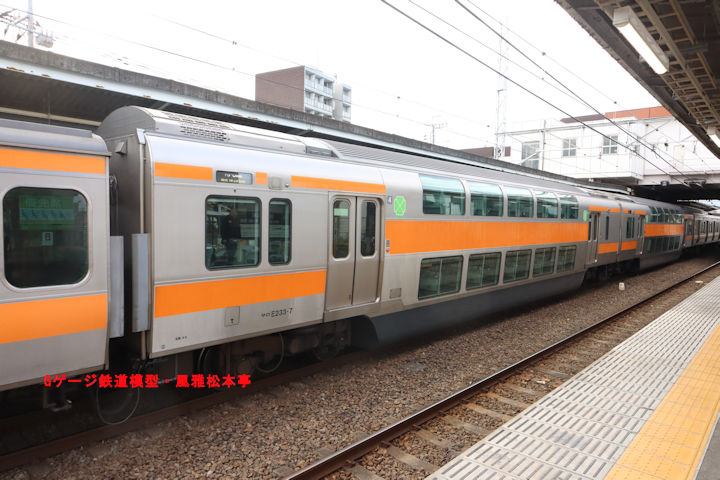 JR東日本サロE233-7。2026年(令和8年)1月、JR青梅線中神(なかがみ：東京都昭島市←東京府北多摩郡中神村)駅にて撮影。